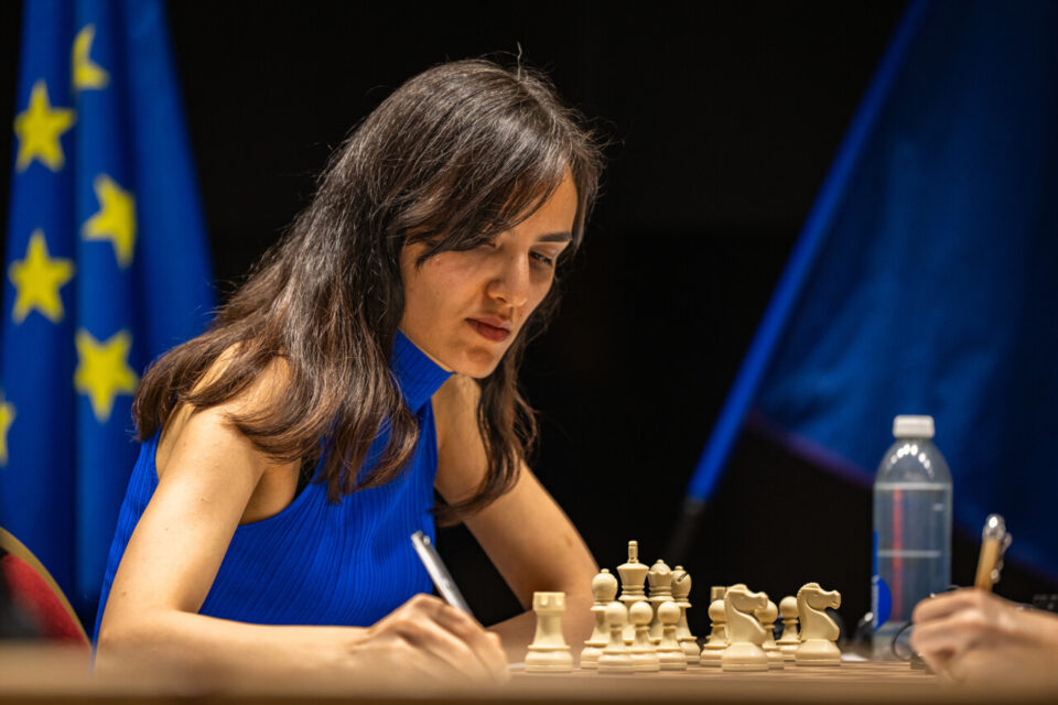 Exiled Iranian chess player says not herself with hijab